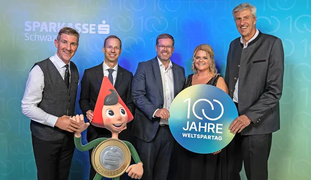 (v.l.n.r.) Alexander Lener (Leitung Marketing), Thomas Schiendl (Vorstand), Markus Tipotsch (Aufsichtsratsvorsitzender), Verena Hellweger (Marketing) und Johannes Haid (Vorstand) bei der Mitarbeiter:innenveranstaltung im SZentrum. | Foto: Sparkasse Schwaz