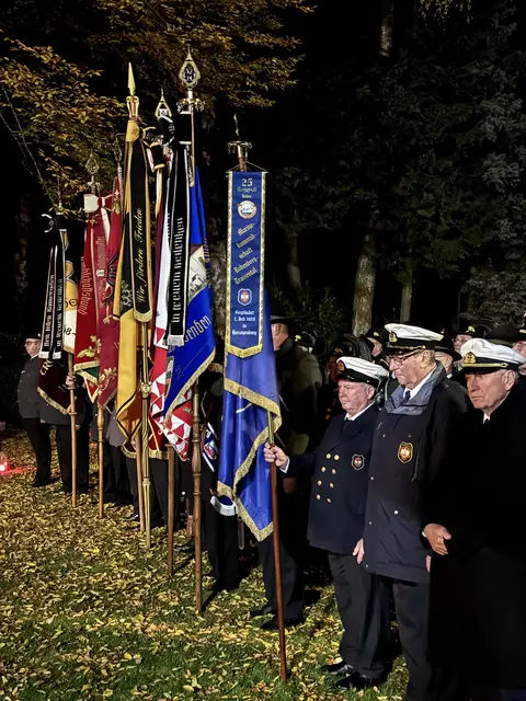 Zahlreiche Traditionsverbände waren vor Ort. | Foto: PzGrenB13