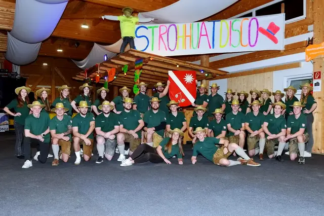 Mit Strohhüten sorgten die Mitglieder der Landjugend St. Urban für Stimmung in der Mehrzweckhalle. | Foto: Gemeinde St. Urban