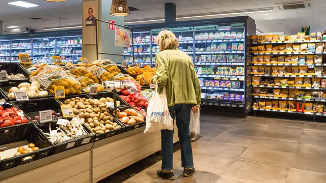 Viele Tirolerinnen und Tiroler spüren die Teuerung täglich beim Einkauf. Grundnahrungsmittel wie Kaffee, Zucker oder Milch belasten das Haushaltsbudget immer stärker. (Symbolbild) | Foto: Markus Scholz / dpa / picturedesk.com