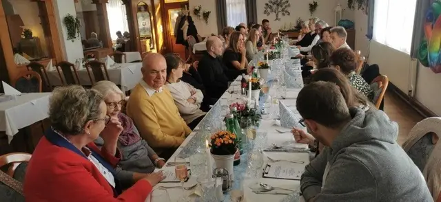 Zahlreiche Gäste versammelten sich an der Tisch-Tafel, um den 80er von Heinz Drozda | Foto: privat / zVg.