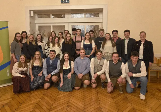 Die aktive Landjugend Edlitz mit dem neu gewählten Vorstandsteam sowie den Ehrengästen Bgmin Karoline Ofenböck von Thomasberg und Bgm Thomas Ernst aus Edlitz.