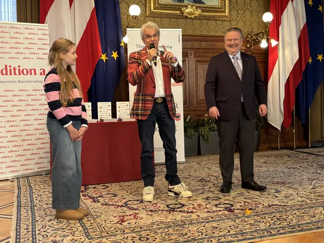 Thomas Brezina (M.) stellt Bürgermeister Michael Ludwig und Schülerin Mona Fragen aus seinem neuen Buch. | Foto: Mathias Kautzky/MeinBezirk