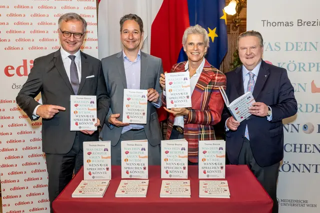 Kultautor Thomas Brezina widmete sich zuletzt einer neuen "Mission": der kindes- und jugendgerechten Aufklärung rund um das Thema Gesundheit. v. l.: Rektor Markus Müller, Michael Fischer, Thomas Brezina und Bürgermeister Michael Ludwig (SPÖ). | Foto: MedUni Wien/Robert Harson