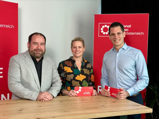 Meinungsforscher Christoph Haselmayer und Sandra Schütz, Stv.-Chefredakteurin MeinBezirk NÖ, analysieren gemeinsam mit Andreas Punz von Gemeinde TV die nächsten Umfrageergebnisse. | Foto: Gemeinde TV