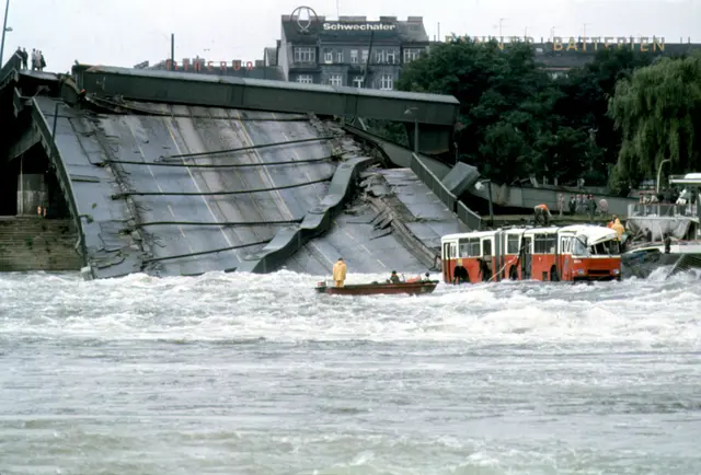 So sah die Brücke nach dem Einsturz aus. | Foto: Votava / brandstaetter images / picturedesk.com