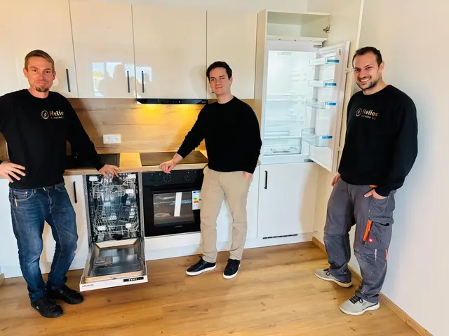 Ein letzter Rundgang mit den Professionisten. | Foto: Pfister