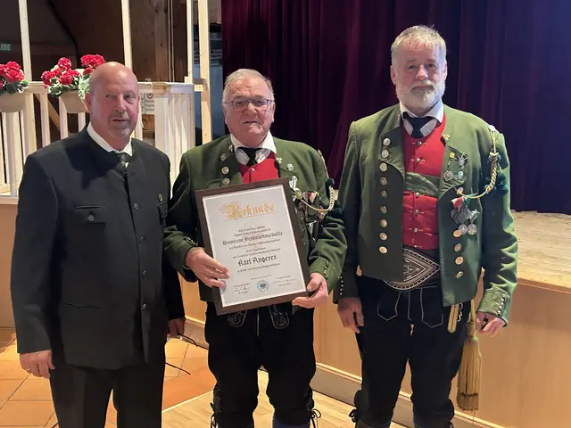 Verleihung Bronzene Verdienstmedaille (v.l.n.r.): Vize-Bgm. Moser, Zgf. Angerer, Hptm. Klingenschmid | Foto: SK Volders