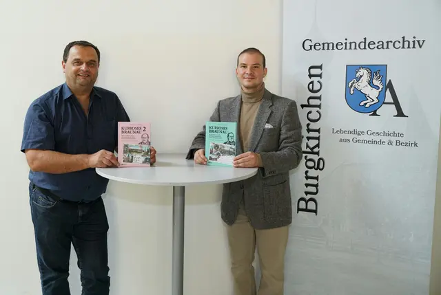 Burgkirchens Bürgermeister Albert Troppmair und Buchautor Philipp Bauer. | Foto: Bauer