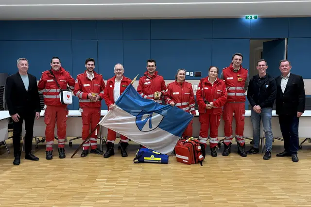 

Foto: Bgm. Herbert Janschka (r.), Lukas Derkits Stabsstelle für Brand- und Katastrophenschutz (2.v.r.) sowie geschäftsführender Gemeinderat und Referent für Sicherheit und Katastrophenschutz Gilbert Mayr (l.) von der Marktgemeinde Wiener Neudorf übergeben CO Warngeräte an das First Responder – Team.  | Foto: Marktgemeinde Wiener Neudorf