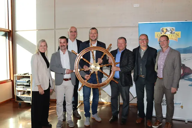 Die symbolische Steuerradübergabe: V.l. Kathrin Schrammel, Kärnten Werbung, Manuel Kapeller-Hopfgartner, Prokurist Gerlitzen Alpe, Georg Overs, Chef der Tourismusregion Villach-Faaker See-Ossiacher See, Markus Ramsbacher, Marketingleitung Gerlitzen Alpe, Josef Nageler, Schifffahrt Nageler, Georg Kavalar, Bgm. Steindorf und Andreas Fillei, Vizebgm. Treffen | Foto: MeinBezirk.at