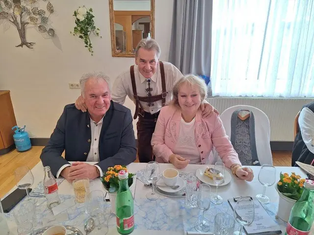 Zwei Polizisten im Ruhestand: Heinz Drozda mit Helmut Summer und seiner Gattin Silvia | Foto: privat / zVg.