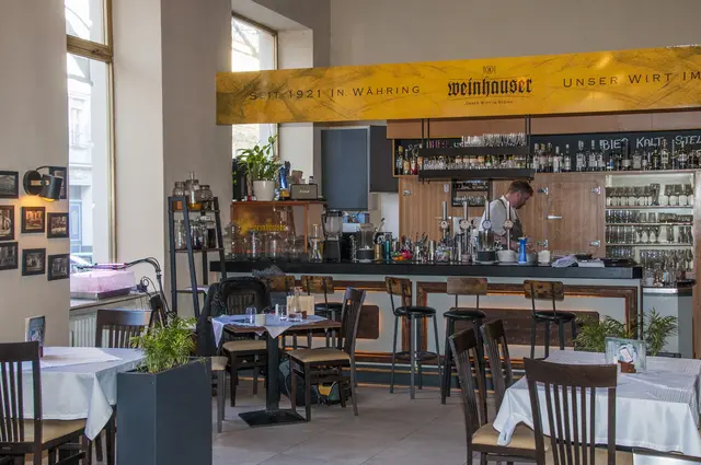 Im "Weinhauser" herrscht eine gemütliche Atmosphäre. Die an den Wänden hängenden Bilder sollte man sich dennoch nicht einfach so einstecken.  | Foto: Wolfgang Unger