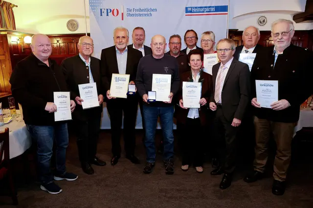 Wolfgang Klinger, Roman Haider und Dieter Lang gemeinsam mit den ausgezeichneten Mitgliedern. | Foto: FPÖ GR/EF