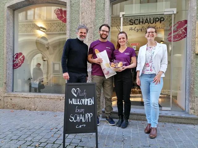 Vizebürgermeisterin Anna-Maria Demmelmayr (r.) und Innenstadtmanager Ralf Reiter (l.) wünschen dem Ehepaar Schaupp alles Gute und viel Erfolg bei ihrer Filialeröffnung in der Enge Gasse. | Foto: TIC Steyr