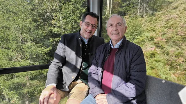 Foto: Das weltberühmte Original österreichischer Skigeschichte, Karl Schranz (re) fährt mit Andreas Seeburger (li) in der Fernsehgondel auf dem Muttersberg.