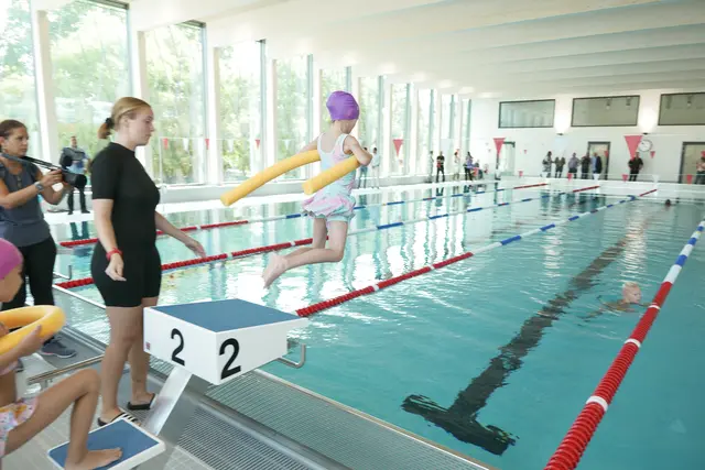 Während heuer die Preise gleichgeblieben sind, wird Schwimmen in Wiener Bädern ab Jänner 2026 teurer. (Archiv) | Foto: Max Spitzauer/MeinBezirk