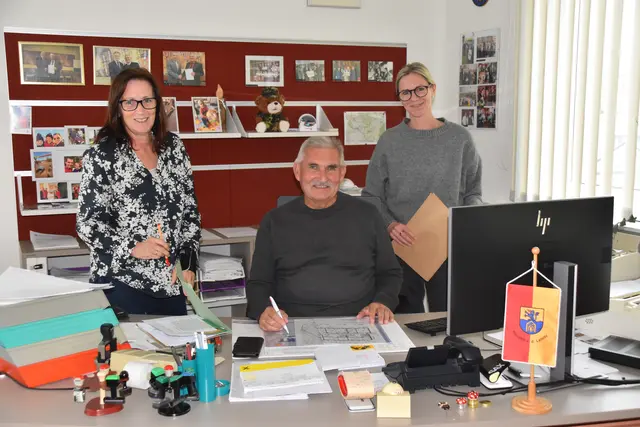 Starkes Team im Gemeindeamt: Amtsleiterin Inge Bauer, Langzeitbürgermeister Johann Kremnitzer und Mitarbeiterin Sandra Losert | Foto: Michael Strini