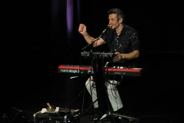 Omar Sarsam begleitete sich auch selbst am Keyboard und an der Gitarre. | Foto: Josef Hofmüller