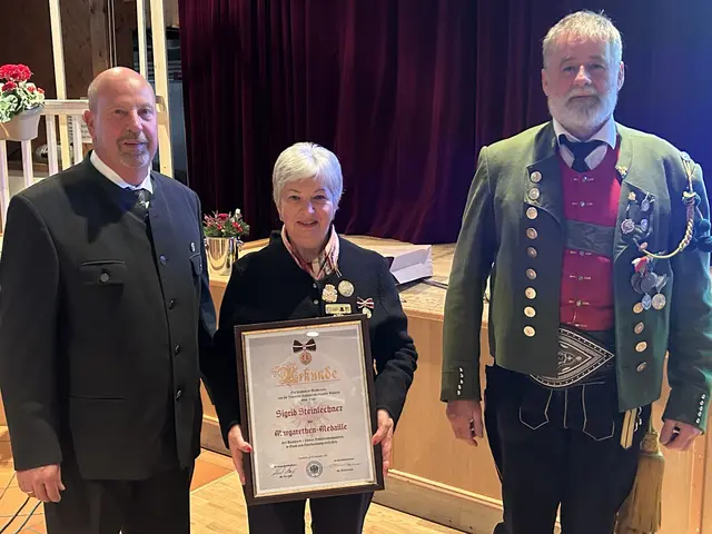 Verleihung Margarethen Medaille (v.l.n.r.): Vize-Bgm. Moser, Sigrid Steinlechner, Hptm. Klingenschmid | Foto: SK Volders