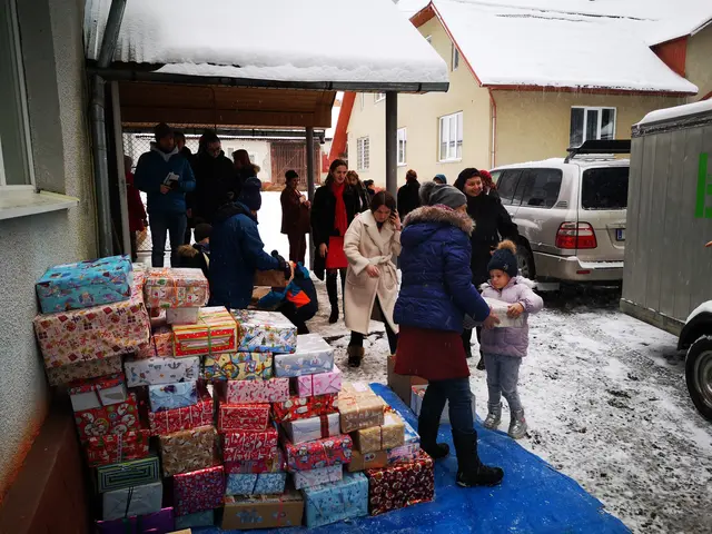 Aus einfachen Schuhschachteln werden Geschenke für in Armut lebende Kinder. | Foto: Paul Mathe