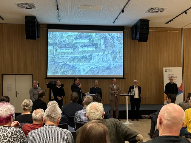 Behörden und Politik stellten sich den Fragen und den Meinungen der Bevölkerung. Mit dem Mikrofon in der Hand: Bezirksvorsteher Marcus Franz (SPÖ).  | Foto: Nathanael Peterlini/MeinBezirk