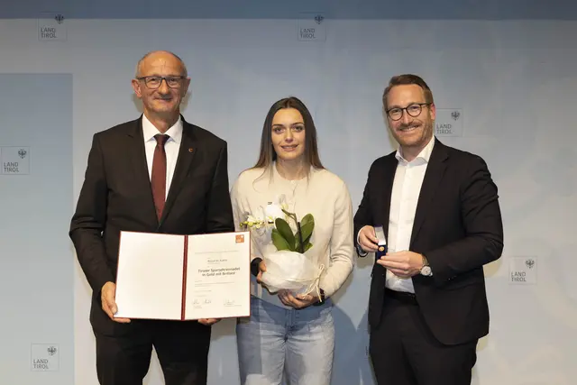 v.li.: LH Anton Mattle, Naturbahnrodlerin Riccarda Ruetz und Sportreferent LHStv Philip Wohlgemuth. | Foto: Land Tirol