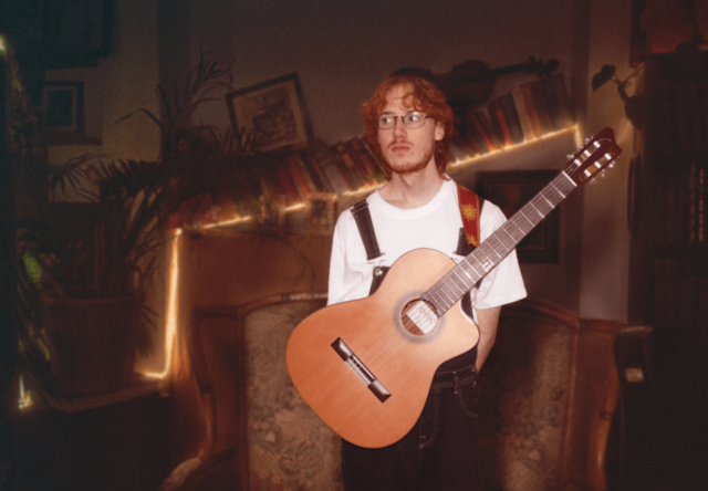 Der gebürtige Bergheimer Chris Kalcher hat vor sechs Jahren begonnen Lieder zu schreiben. Seine aktuelle Single heißt „Falling Apart“, ein Liebeslied, aber auch ein Hilfeschrei an den eigenen Körper. Am 20. November, um 20 Uhr, steht sein bis dato größter Auftritt bevor: mit Band in der Rockhouse Bar, im Rahmen der Eleven Empire-Reihe. | Foto: Chris Kalcher