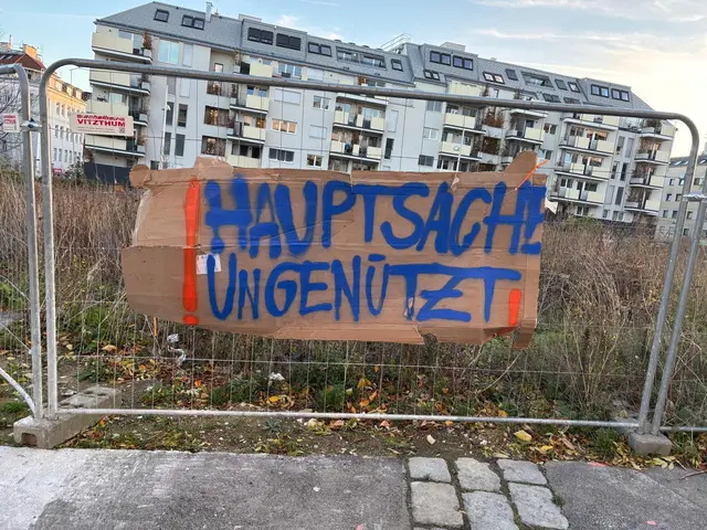 Die Parolen soll darauf hinweisen, dass in der Baulücke bislang nichts geschehen ist.  | Foto: Janine Kokesch/MeinBezirk