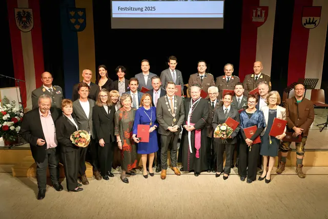 23 Persönlichkeiten aus den Bereichen Ehrenamt, Soziales, Kultur und Politik wurden gestern in der Babenbergerhalle im Herzen Klosterneuburgs ausgezeichnet. | Foto: Stadt Klosterneuburg/Lutz