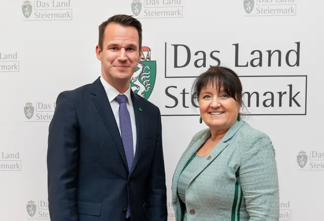 Bildungslandesrat Stefan Hermann (FPÖ) und LH-Stv. Manuela Khom (ÖVP) präsentierten am Dienstag die geplante Gesetzesänderung: Das Ziel von 20 Kindern pro Gruppe soll erst 2031 erreicht werden | Foto: Land Steiermark/Binder
