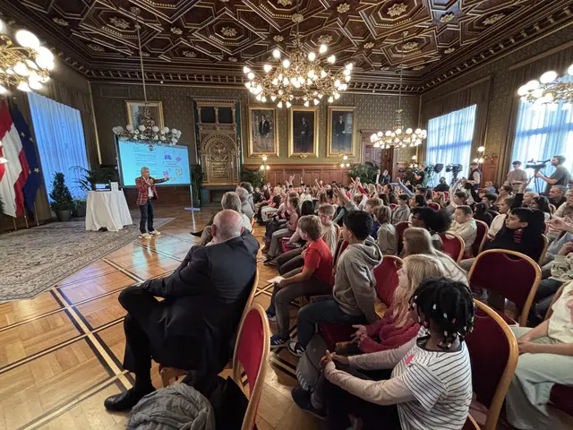 "Professor" Thomas Brezina (l.) gestaltet seinen "Unterricht" im Rathaus sehr lustig und anschaulich - die Schulkinder sind begeistert. | Foto: Mathias Kautzky/Meinbezirk