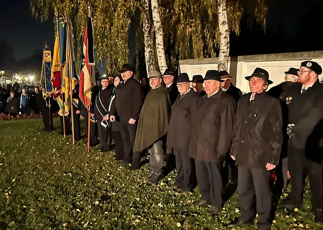 Angetretene Abordnung des Österreichischen Kameradschaftsbundes mit vier Fahnen. (Mistelbach, Wilfersdorf-Hobersdorf, Kreuzstetten und Umgebung, Würnitz.)
 | Foto: ÖKB