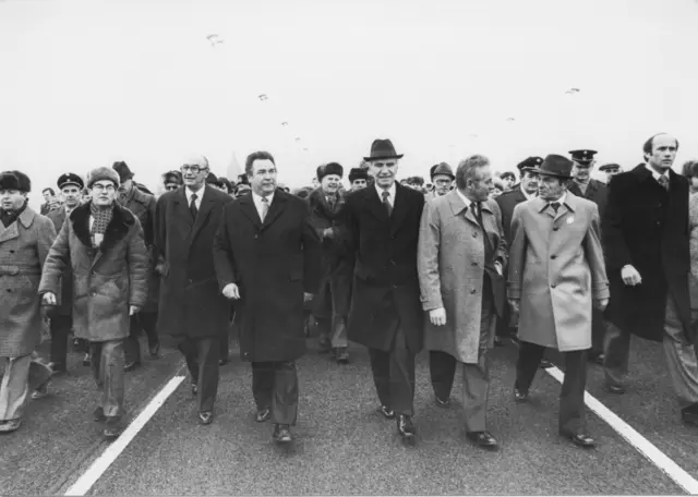 Bei der Eröffnung der neuen Reichsbrücke waren u. a. Bautenminister Karl Sekanina, Bundespräsident Rudolf Kirchschläger und Bürgermeister Leopold Gratz dabei. | Foto: Votava / brandstaetter images / picturedesk.com