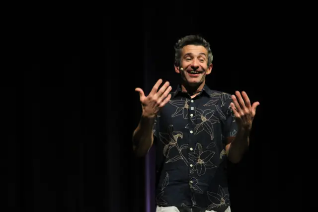 Über vieles im Programm "Stimmt" musste Omar Sarsam auch selber lachen. | Foto: Josef Hofmüller