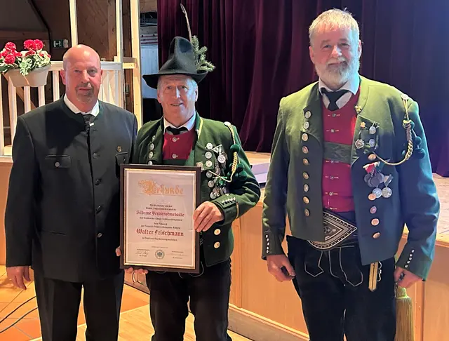 Verleihung Silberne Verdienstmedaille (v.l.n.r.) Vize-Bgm. Moser, Fhr. Frischmann, Hptm. Klingenschmid | Foto: SK Volders