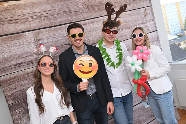 Sonnenbrillen, Luftballons und Co.: Die Fotobox war auch heuer wieder ein Highlight für gross und klein | Foto: RAIFFEISENBANK WELS
