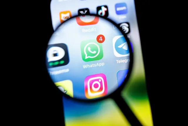 Mit einer Einladung zu einer WhatsApp-Gruppe begann der Betrug.  | Foto: Matthias Balk / dpa / picturedesk.com