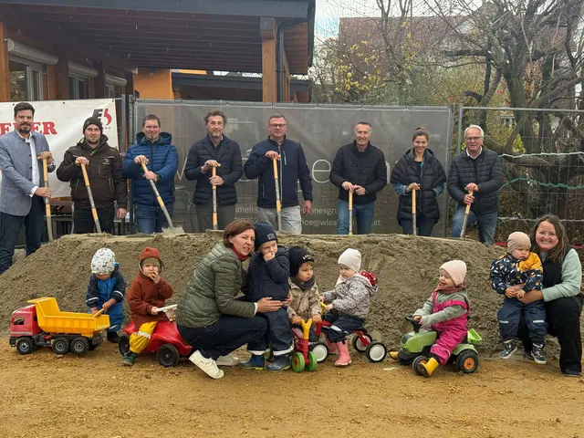 V. l.: Johannes Reidinger (FPÖ), David Jobst (Wiesinger Bau), Markus Wilflingseder (ÖVP), Roland Wiesinger (Wiesinger Bau), Bürgermeister Thomas Ahörndl, Amtsleiter Thomas Richter sowie Vera und Josef Buchinger. Im Vordergrund Maria Fischer-Wagneder und Kindergartenleiterin Michaela Hörmanseder mit den Kindern der Krabbelstube. | Foto: Gemeinde Dorf an der Pram