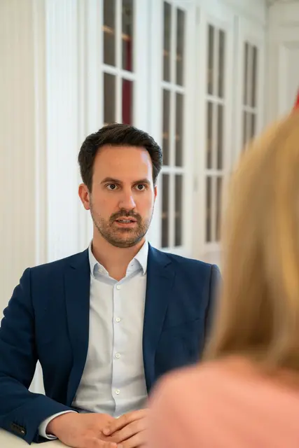 Bildungsminister Christoph Wiederkehr (NEOS) begründet die Reform mit unzureichenden Ergebnissen der bisherigen Förderung. | Foto: Martin Baumgartner