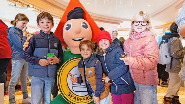 Große Freude am Weltspartag: Das beliebte Maskottchen „Sparefroh“ begrüßte junge Besucherinnen und Besucher in den Filialen und sorgte für strahlende Momente. | Foto: Sparkasse Schwaz