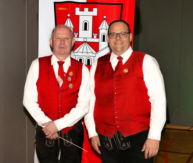 Kapellmeister Günther Pachler und rechts Obmann Martin Schiava. | Foto: Stadtkapelle Friesach