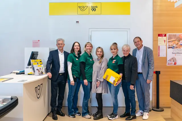 Eröffneten den neuen Post Partner im MPREIS in Altenmarkt: (v.l.) Alois Mondschein (Leiter zentrales Postpartnermanagement Post AG), Filialteam Altenmarkt, Kübra Gürses (Gebietsleiterin MPREIS, Mitte), Stefanie Oberreiter (Gemeindevertretung Altenmarkt), Gottfried Peter Bernhard (Stv. Ressortleiter Vertrieb MPREIS). | Foto: Nadja Jabli