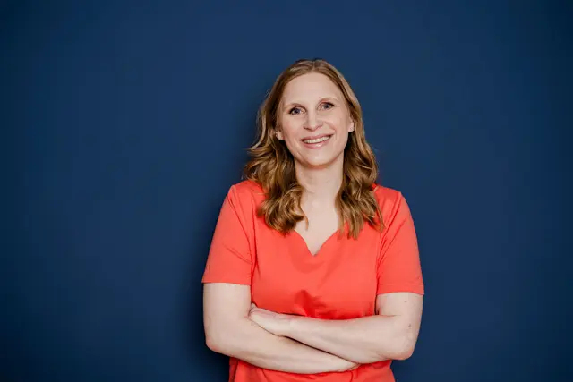 Kathrin Zhuber liebt Ordnung und Struktur über alles und weiß ihre Fähigkeiten in Arztordinationen und Therapiepraxen effektiv einzusetzen. | Foto: Miriam Mehlman Fotografie