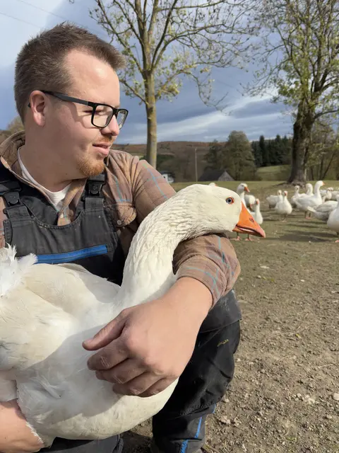 Philipp Gaupmann mit der Wienerwald-Gans | Foto: Lauren Fahrenberger / MeinBezirk