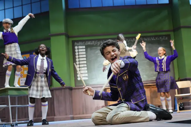 Letztes Jahr begeisterten bei "School of Rock" die jungen Darsteller:innen mit ihrem musikalischen Talent und ihrer Bühnenpräsenz. Für das kommende Musical „Matilda“ werden nun erneut Kinder gesucht, die Teil einer großen Produktion am Landestheater Linz werden möchten. | Foto: Reinhard Winkler
