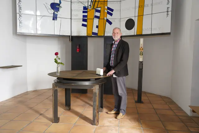 Trotz der teils schwierigen Arbeit bezeichnet sich Marian Schuster, hier in der LKH-Kapelle, als einen fröhlichen, optimistischen Menschen. Der Schlüssel ist Nähe und Distanz.
 | Foto: Birgit Gehrke