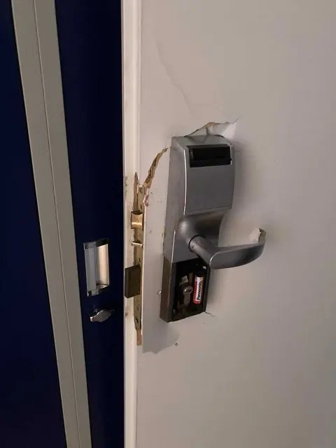 2024 sollen einige Türen aufgebrochen worden sein. | Foto: En Commun - Zwangsräumungen verhindern