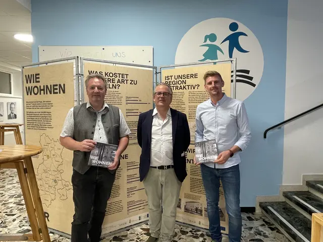 Bürgermeister Martin Dammayr, Architekt Wolfgang Krebs und Vizebürgermeister Patrick Hamedinger (v. l.) informierten sich im Vorfeld über Aspekte der Raum- und Siedlungsentwicklung. | Foto: Magdalena Stockinger