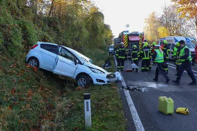 Beide Autos wurden beim Crash schwer demoliert.  | Foto: laumat/Matthias Lauber